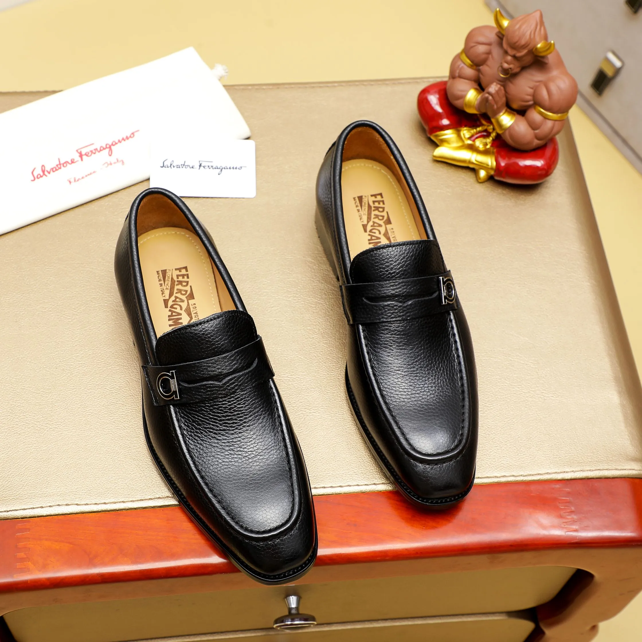 Men's shoes 💰460 🕷🕷🐂【Ferragamo】Ferragamo Popular fashionable leather shoes🇨🇳Official website counter 1:1 production, original mold opening💯Good quality visible, imported high-end first-layer waxed calfskin, water-dyed🐂leather lining🌿very clear texture, high-quality waterproof, non-slip and wear-resistant outsole🎋high quality and low price, truly handmade🍓3 colors available! Code number 38-44……(45.46.Customized)